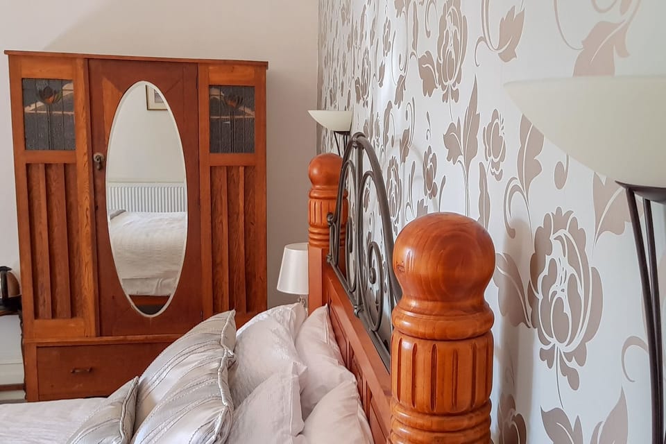 Traditional Double Room, 1 Queen Bed (Midsummer Nights Dream) | Iron/ironing board (on request), cribs (surcharge), WiFi (free)
