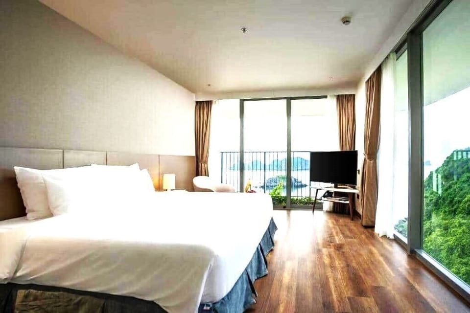 Premium bedding, pillowtop beds, in-room safe, desk