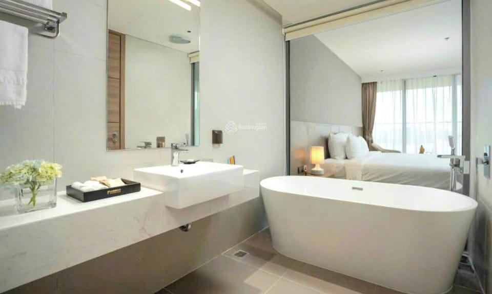 Premium Double or Twin Room, Housekeeping, Mountain View | Bathroom | Combined shower/tub, deep soaking tub, hydromassage showerhead