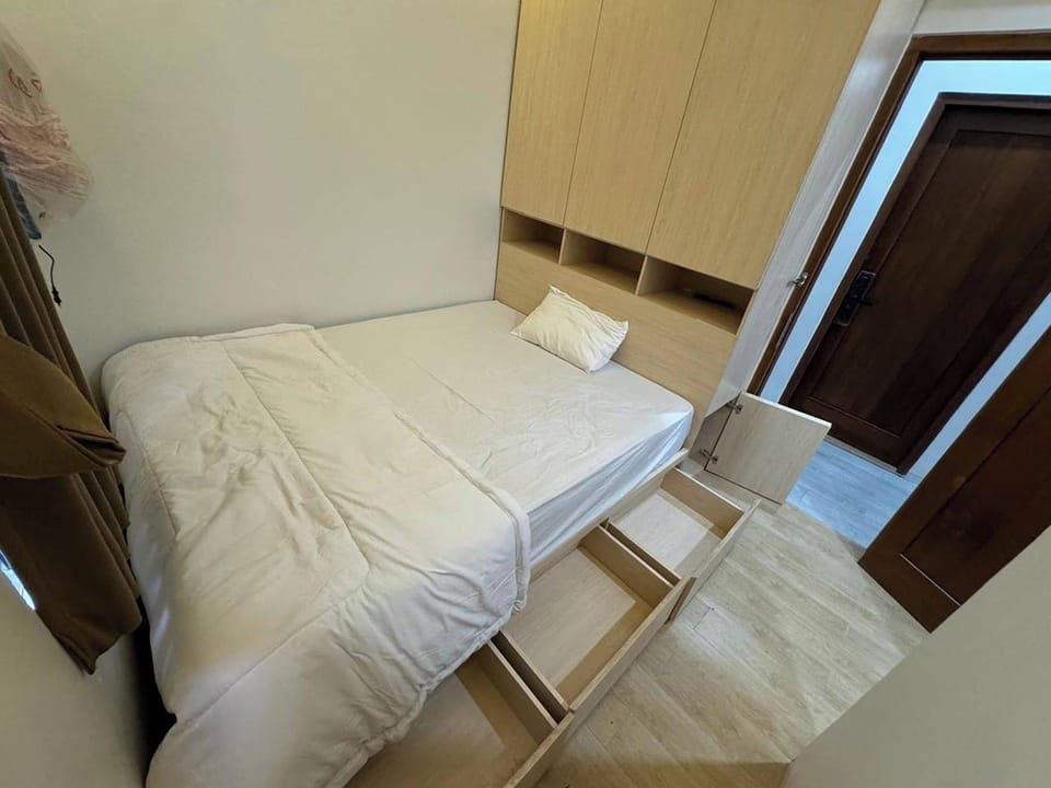 Desk, free WiFi, bed sheets
