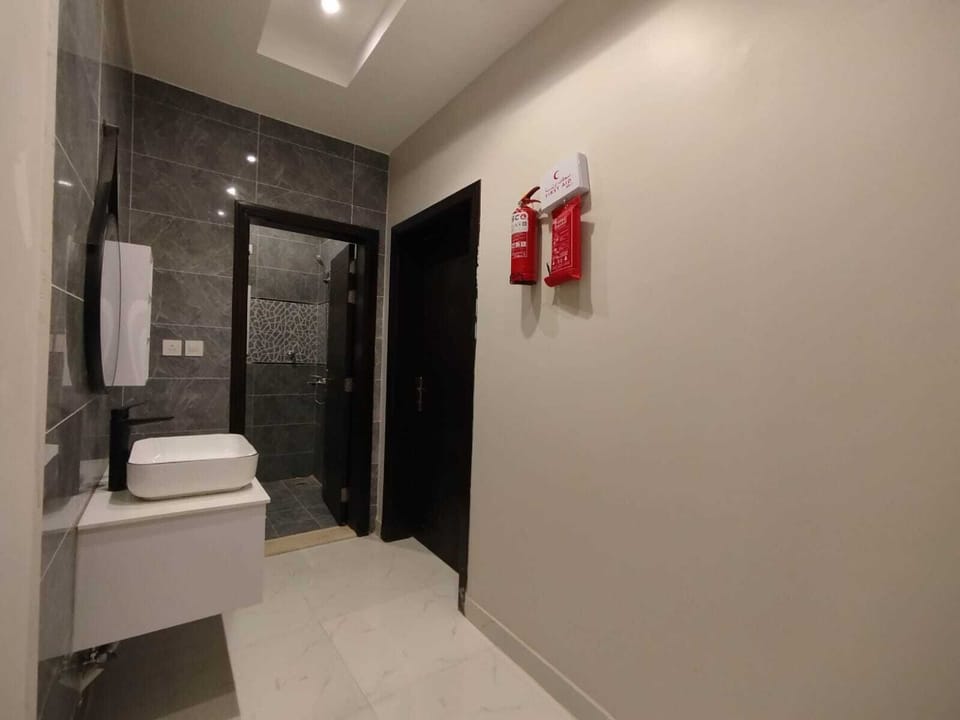 Studio | Bathroom