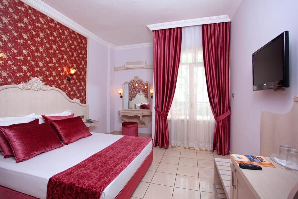 Standard Double or Twin Room | Minibar, in-room safe, desk, WiFi