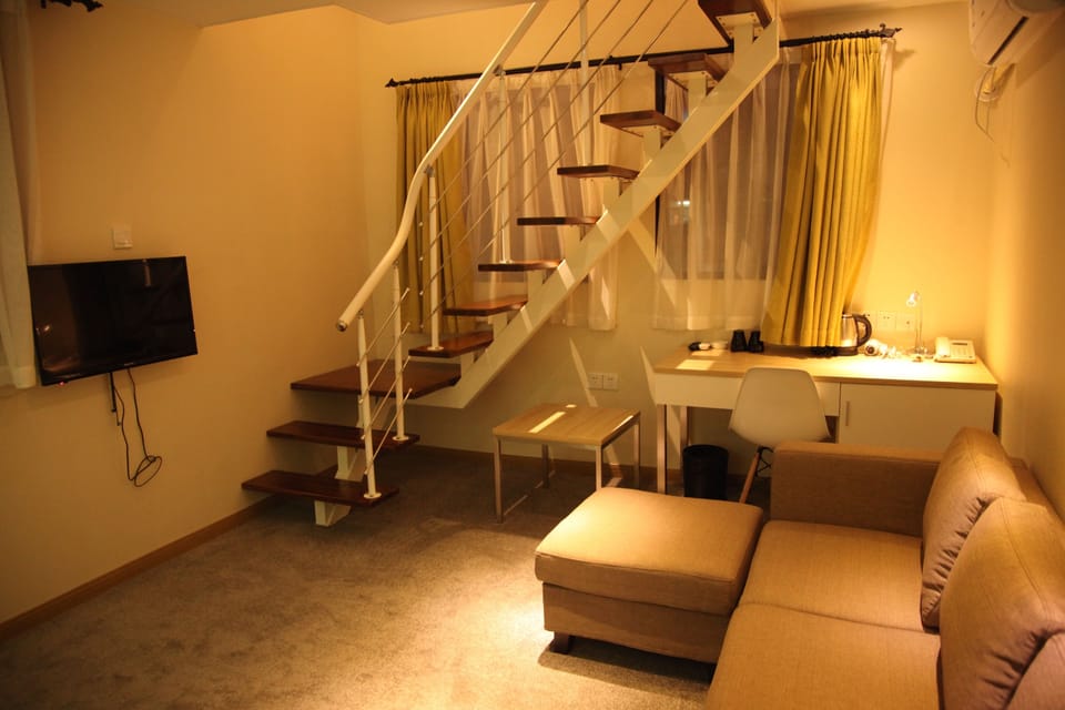 Deluxe Suite | Free minibar, desk, blackout drapes, free WiFi