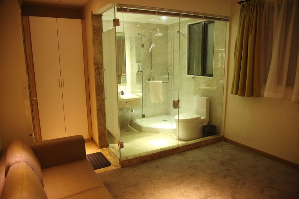 Deluxe Suite | Living area | 34-inch flat-screen TV with cable channels, TV
