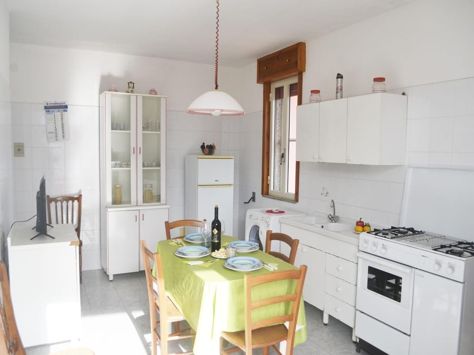 House, 2 Bedrooms, Balcony | Dining room