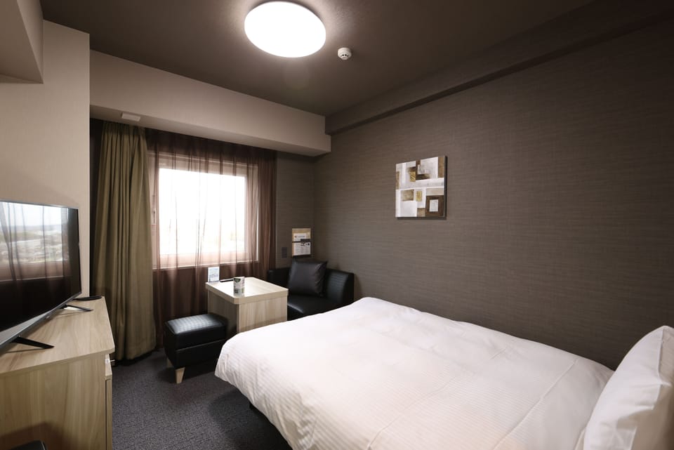 Laptop workspace, blackout drapes, iron/ironing board, free WiFi
