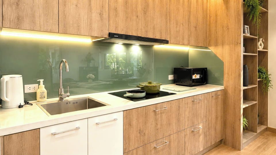 Deluxe Suite, Courtyard View | Private kitchen | Fridge, microwave, stovetop, cookware/dishes/utensils