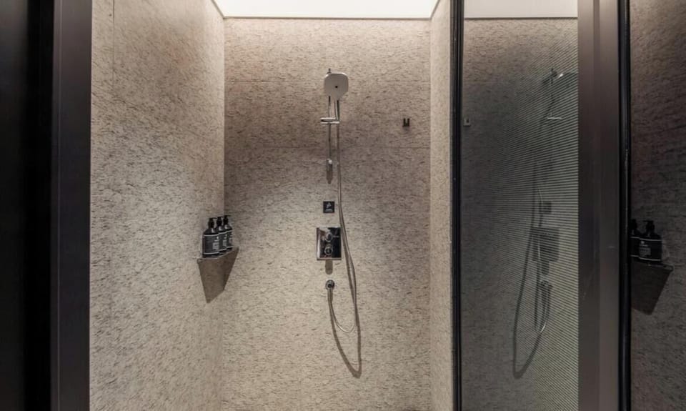 Shower, rainfall showerhead, free toiletries, hair dryer