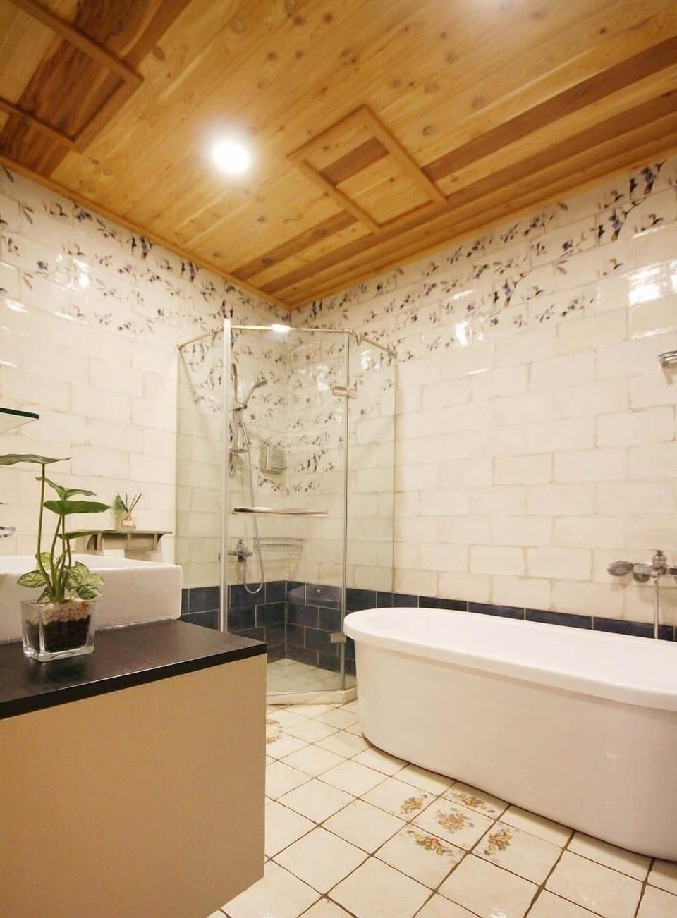 Deluxe Room (6 persons) | Bathroom | Eco-friendly toiletries, hair dryer, slippers, towels