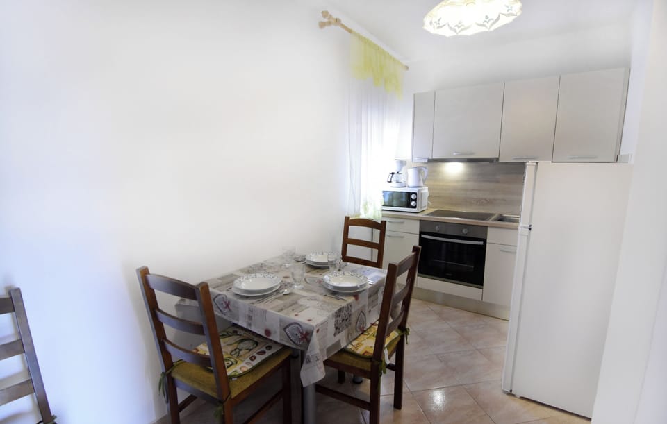 Studio, 1 Bedroom, Terrace | Dining room