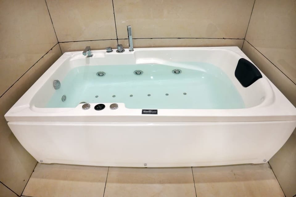 Honeymoon Room, Jetted Tub | Bathroom | Shower, free toiletries, hair dryer, towels