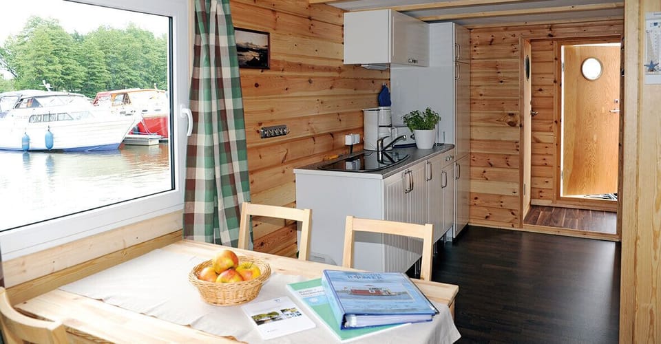 Houseboat Sundeck 400 | Private kitchen | Full-size fridge, oven, stovetop, cookware/dishes/utensils