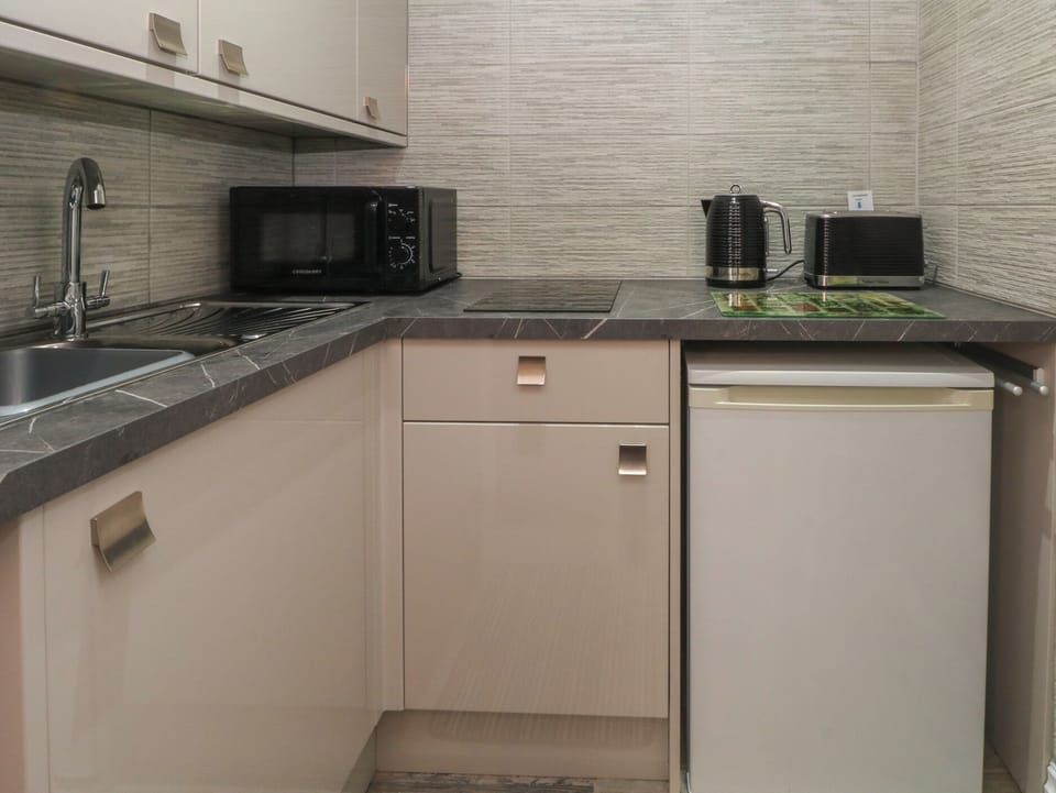 Cookware/dishes/utensils