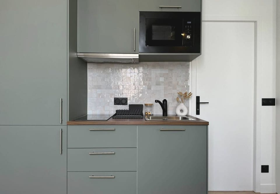 Mini-fridge, microwave, oven, stovetop
