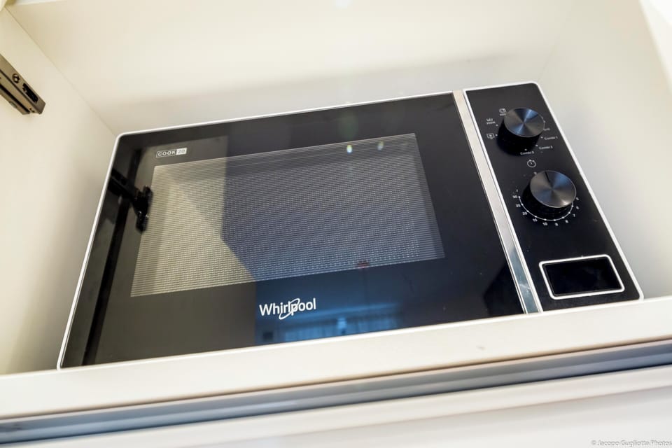 Microwave, toaster