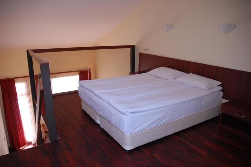Suite, Balcony, Mountain View | Soundproofing, iron/ironing board, wheelchair access