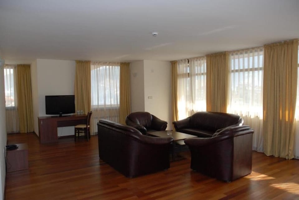 Suite, Balcony, Mountain View | Living area