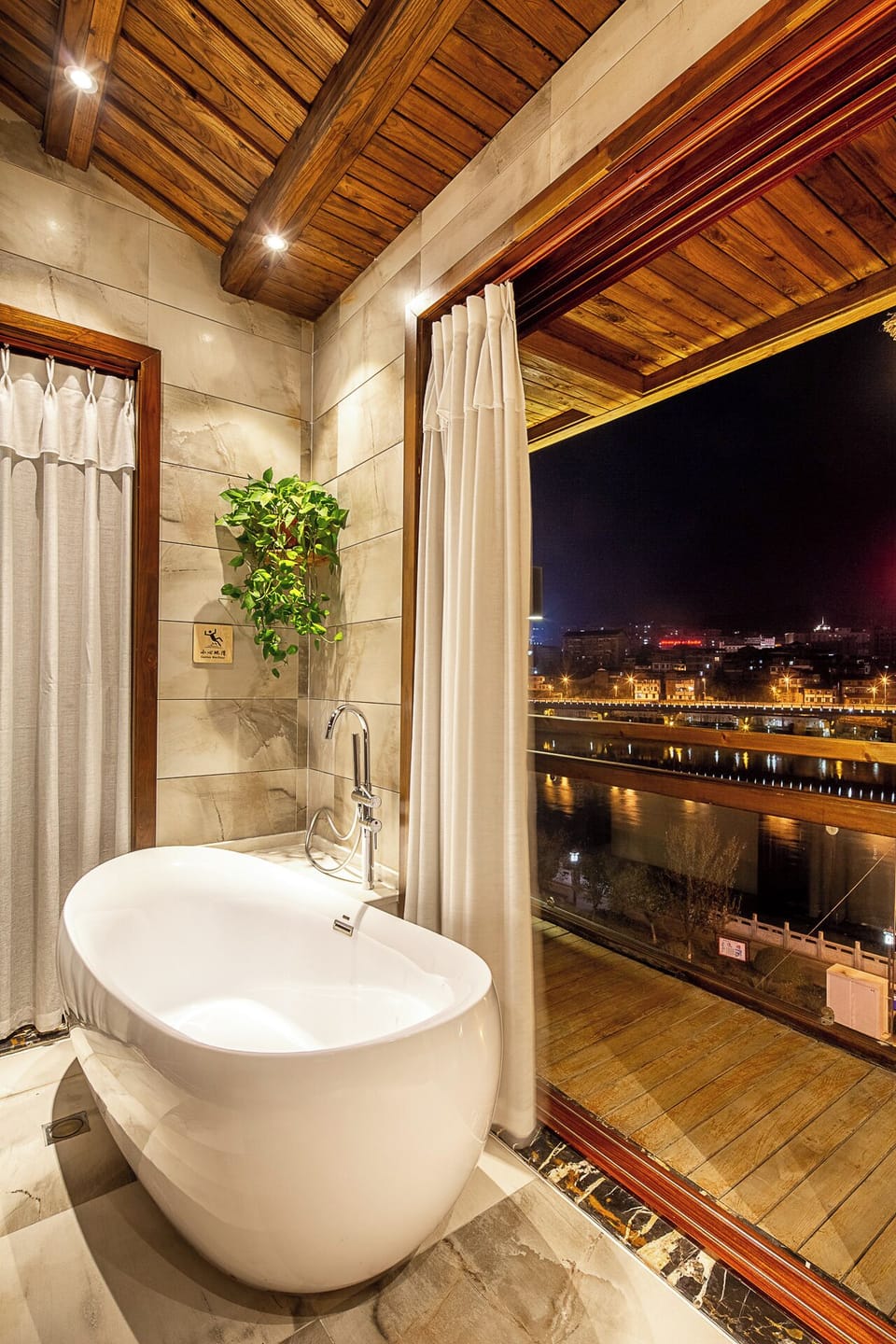 Senior Double Room | Bathroom | Hydromassage showerhead, slippers