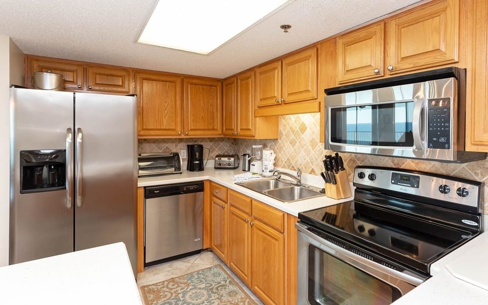 Condo, 3 Bedrooms | Private kitchen | Fridge, oven, coffee/tea maker