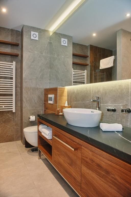 Superior Double Room | Bathroom | Shower, free toiletries, hair dryer, towels