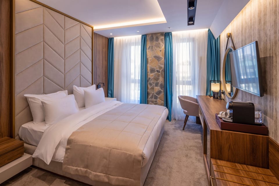 Family Room | Desk, free WiFi