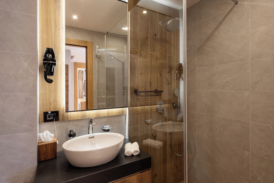 Family Suite, Balcony | Bathroom | Shower, free toiletries, hair dryer, towels