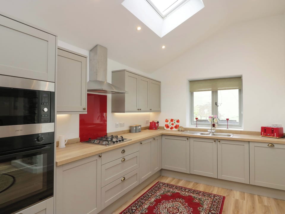 Cottage | Private kitchen | Dishwasher, cookware/dishes/utensils