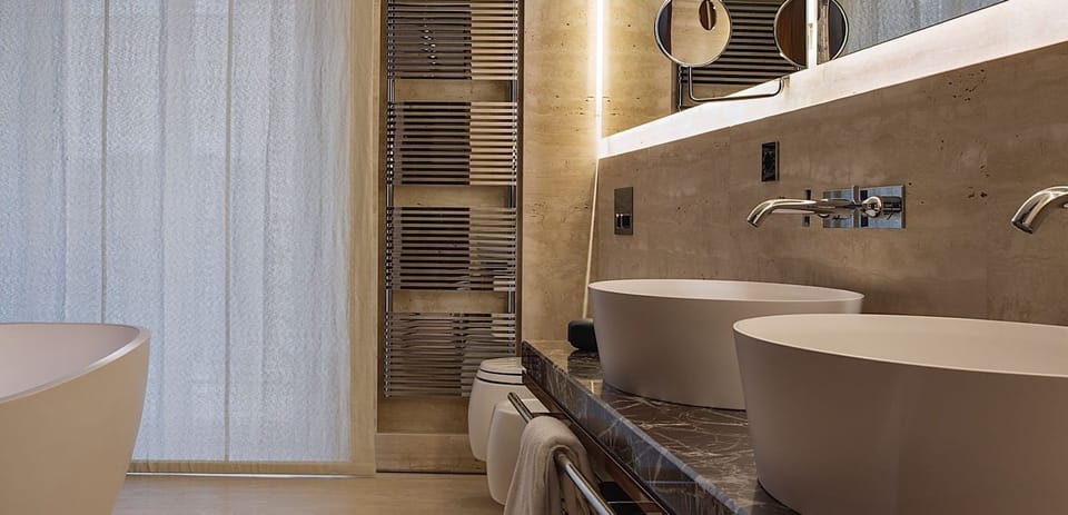 Deluxe Suite 5 | Bathroom | Free toiletries, hair dryer, bathrobes, slippers