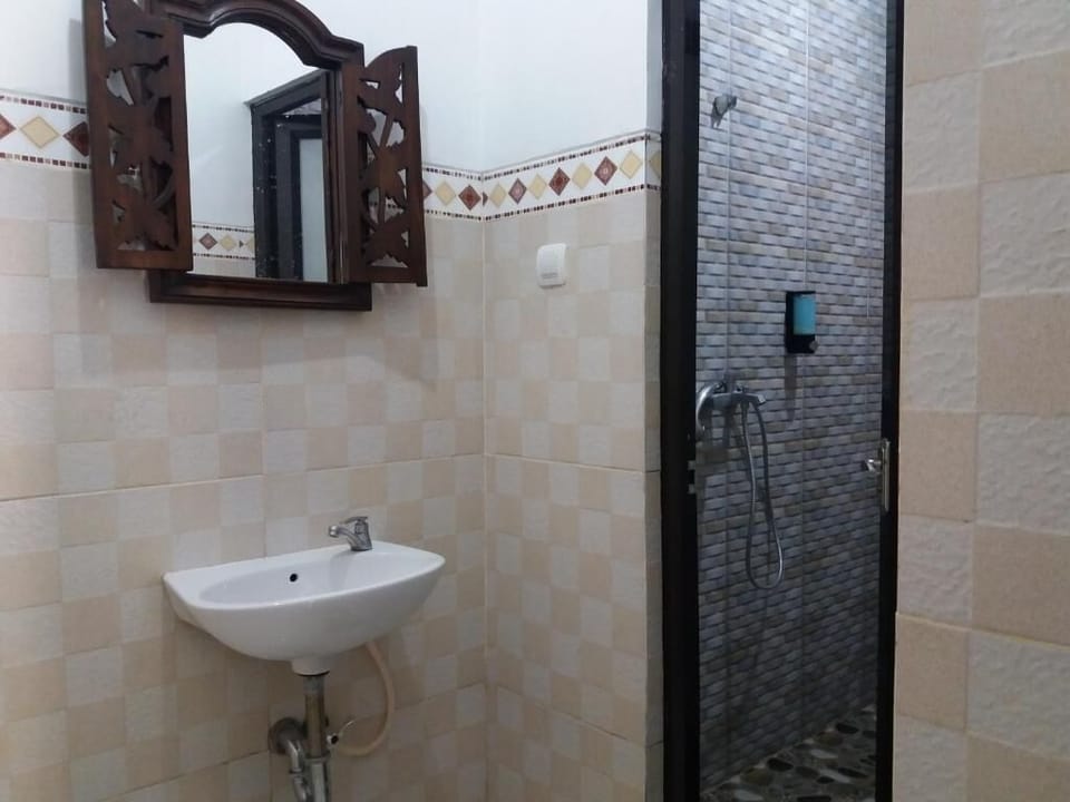 Shower, hydromassage showerhead, towels, soap