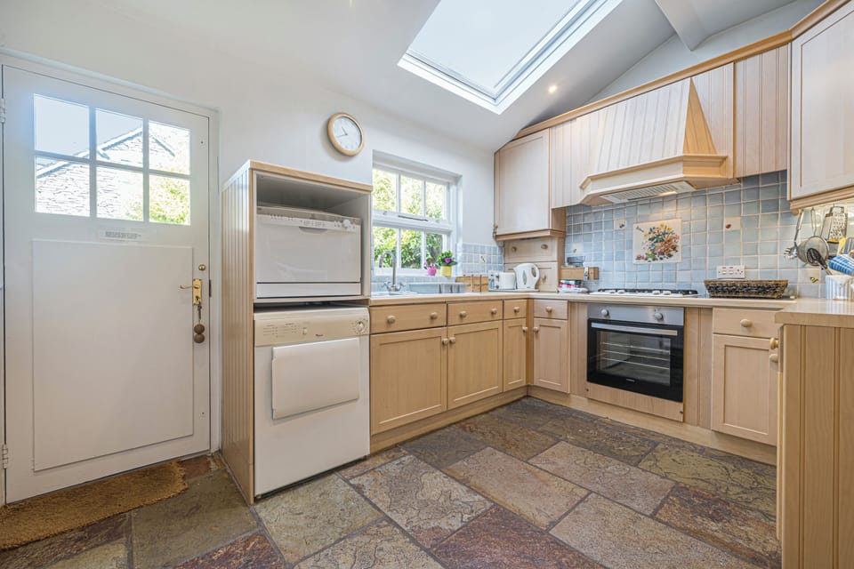 Deluxe Cottage, 2 Bedrooms, Non Smoking, City View | Private kitchen | Full-size fridge, microwave, oven, stovetop