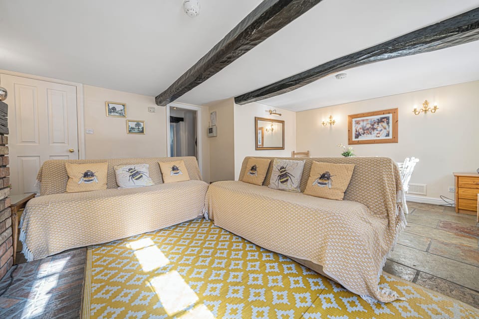 Deluxe Cottage, 2 Bedrooms, Non Smoking, City View | Interior