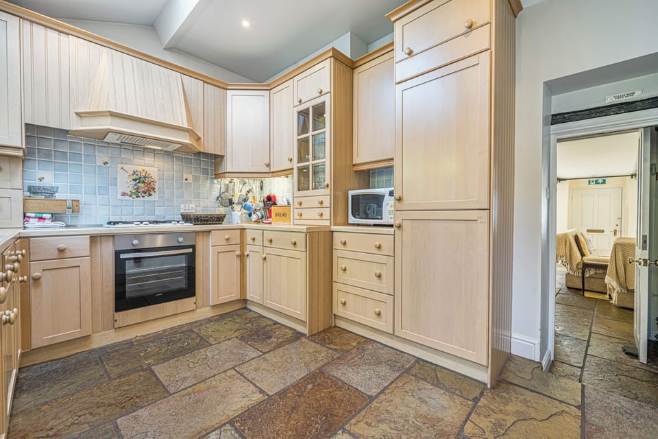 Deluxe Cottage, 2 Bedrooms, Non Smoking, City View | Private kitchen | Full-size fridge, microwave, oven, stovetop