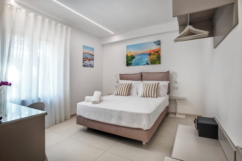Double Room | In-room safe, blackout drapes, WiFi (free)