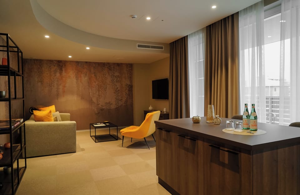 Suite | Minibar, in-room safe, desk, laptop workspace