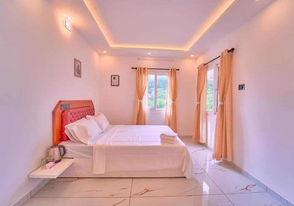 Deluxe Double Room, Lake View | In-room safe, desk, soundproofing