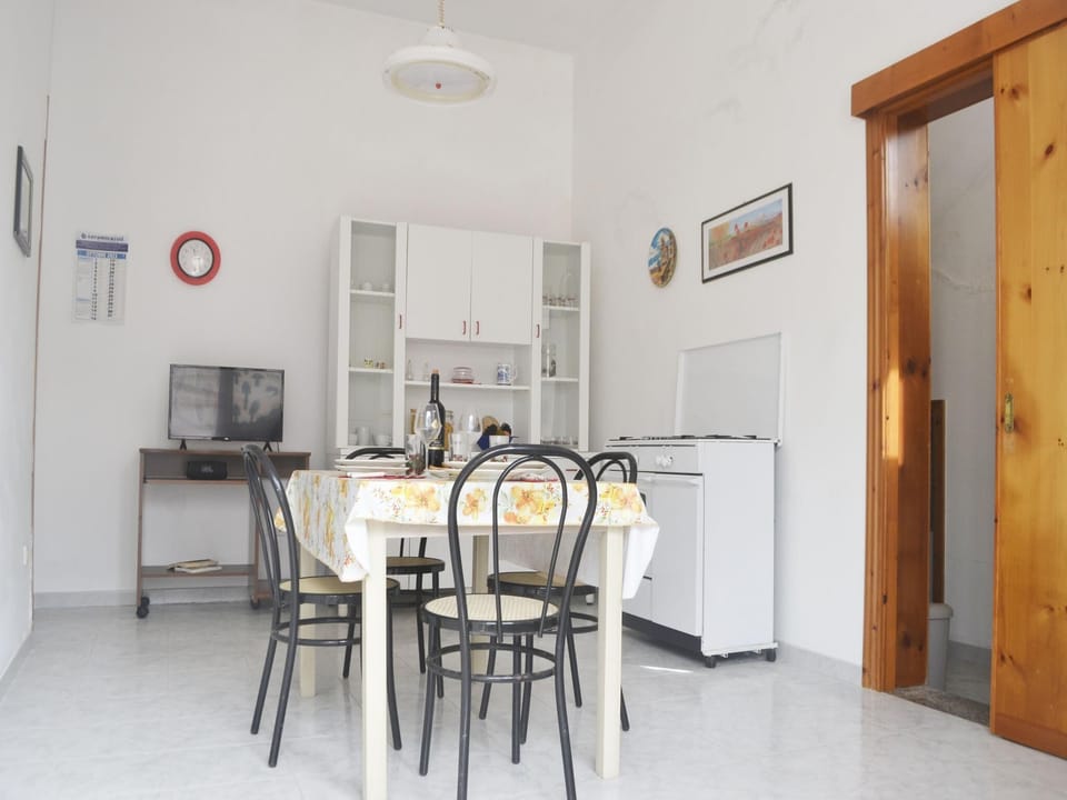 House, 2 Bedrooms, Smoking, Balcony | Dining room