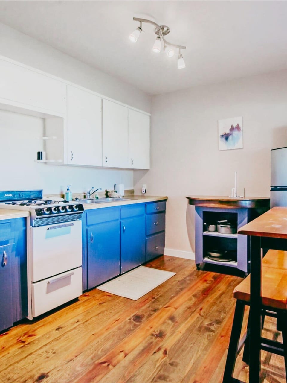 Suite, 1 Queen Bed, Kitchenette | Private kitchen | Mini-fridge, microwave, cookware/dishes/utensils