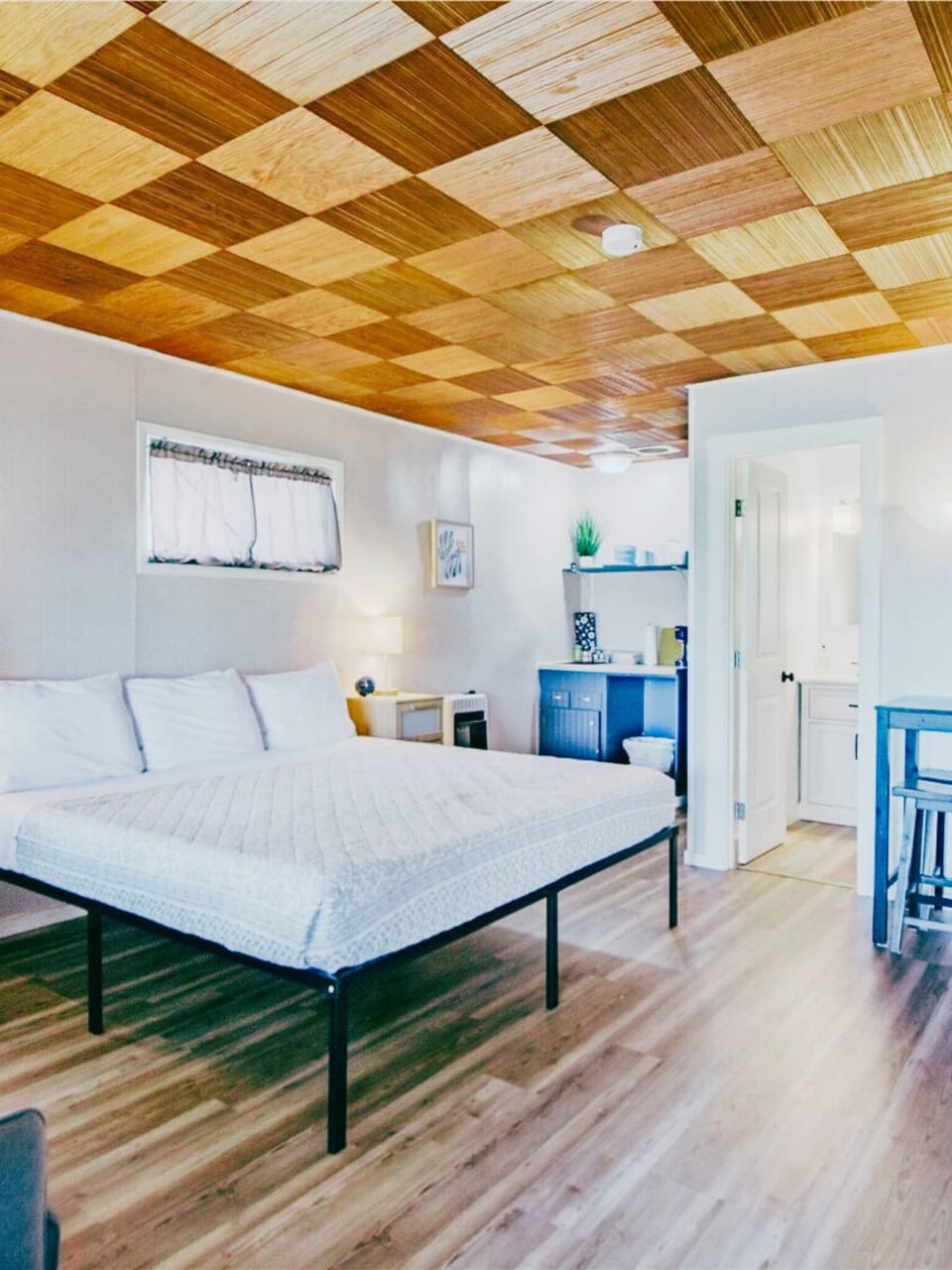 Single Room, 1 King Bed, Kitchenette | Free WiFi