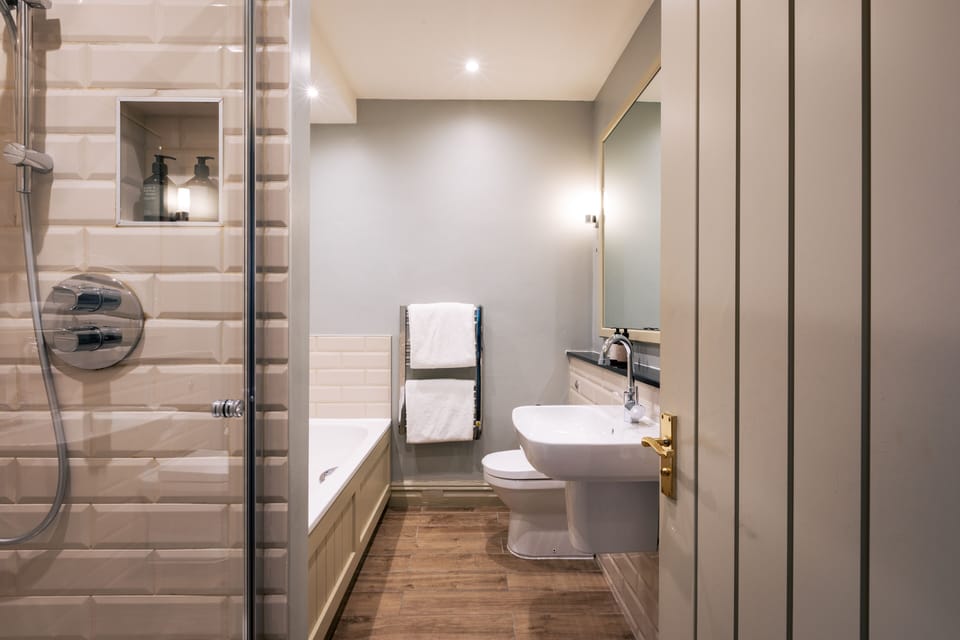 Petite Double Room | Bathroom | Free toiletries, towels