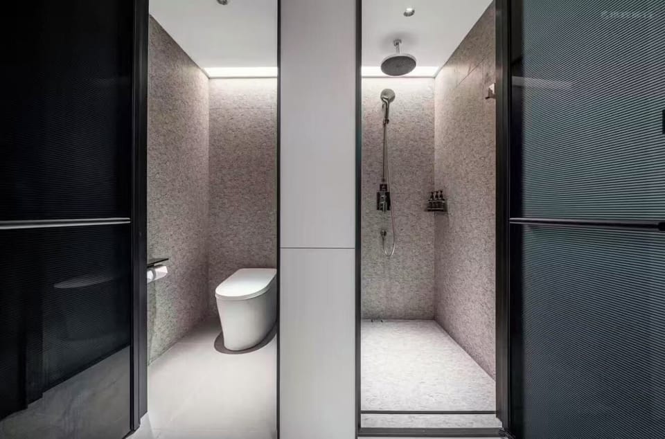Superior Twin Room | Bathroom | Shower, eco-friendly toiletries, hair dryer, bathrobes