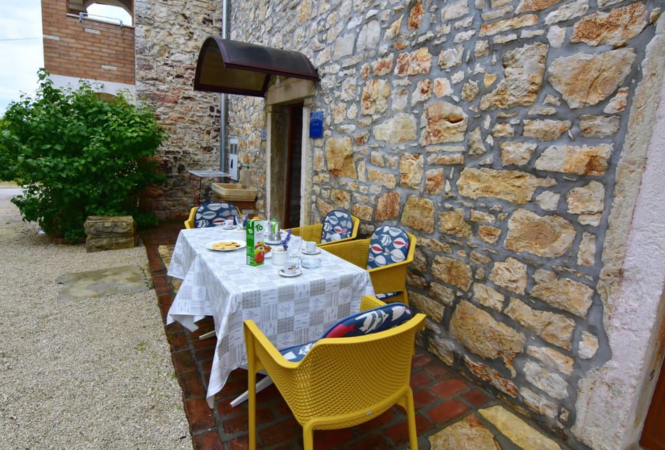 Apartment, 1 Bedroom, Smoking, Patio | Dining