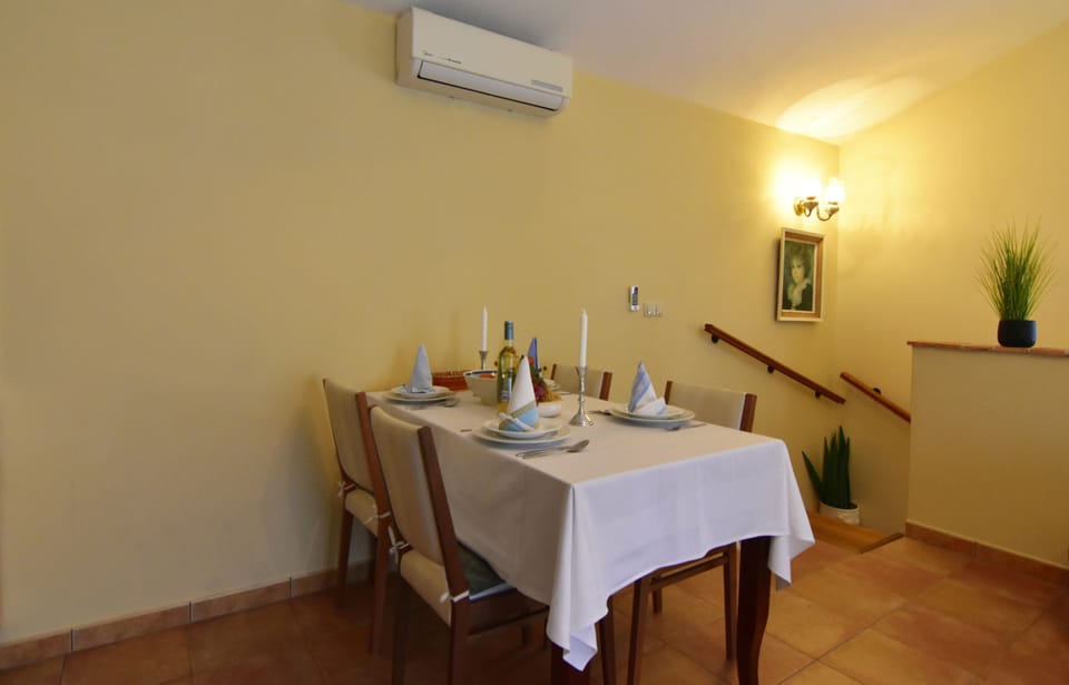 Apartment, 1 Bedroom, Smoking, Balcony | Dining room