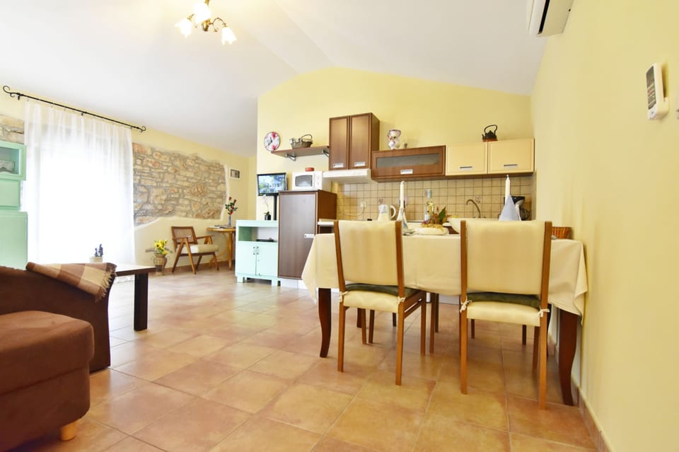 Apartment, 1 Bedroom, Smoking, Balcony | Living room