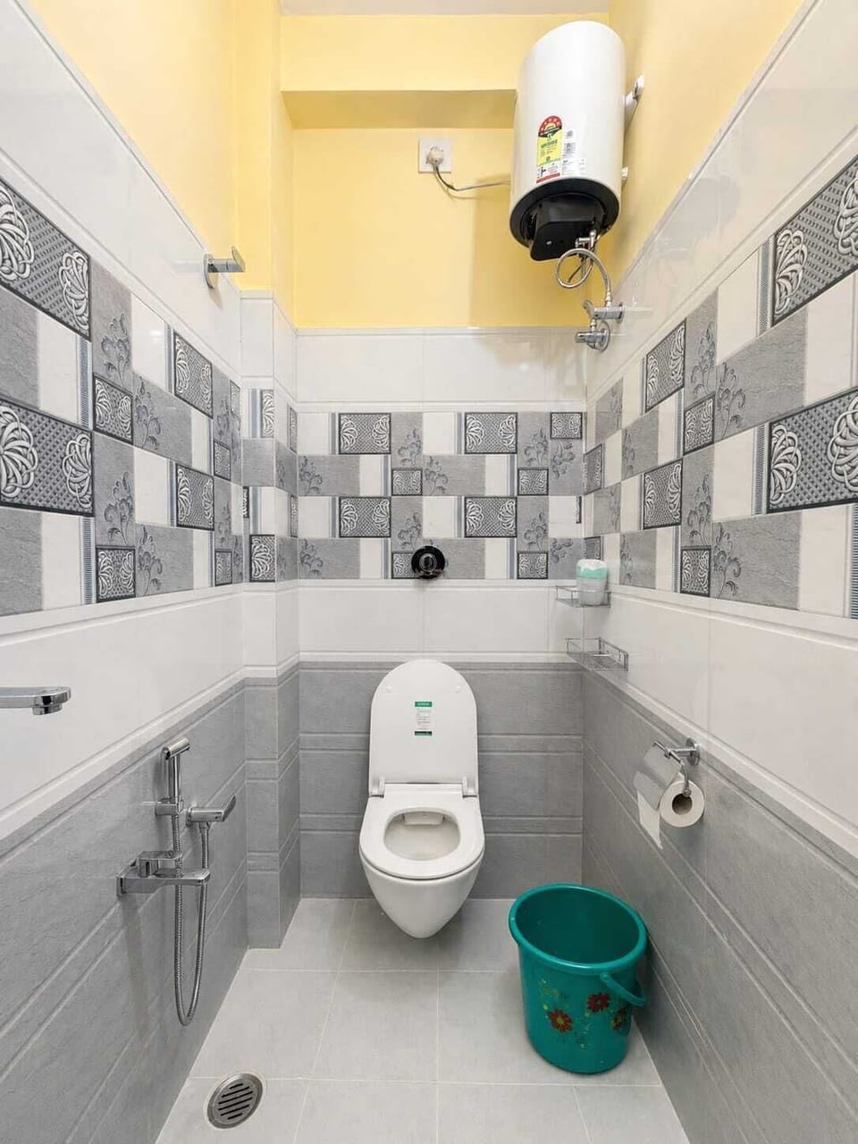 Deluxe Room, Balcony | Bathroom | Shower, towels, soap, shampoo