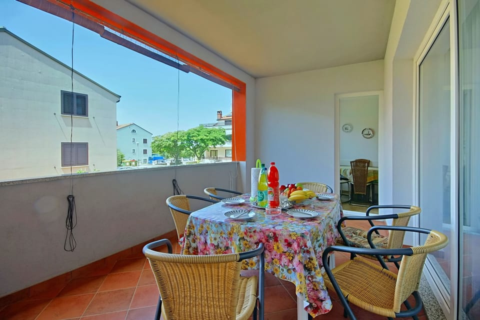 Apartment, 1 Bedroom, Smoking, Balcony | Dining room