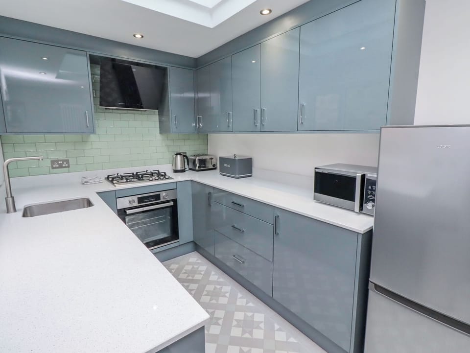 Cottage | Private kitchen | Dishwasher, cookware/dishes/utensils
