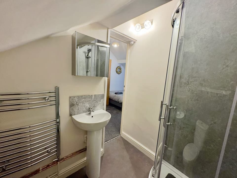 Deluxe Double Room, Private Bathroom | Bathroom | Towels, soap, shampoo, toilet paper