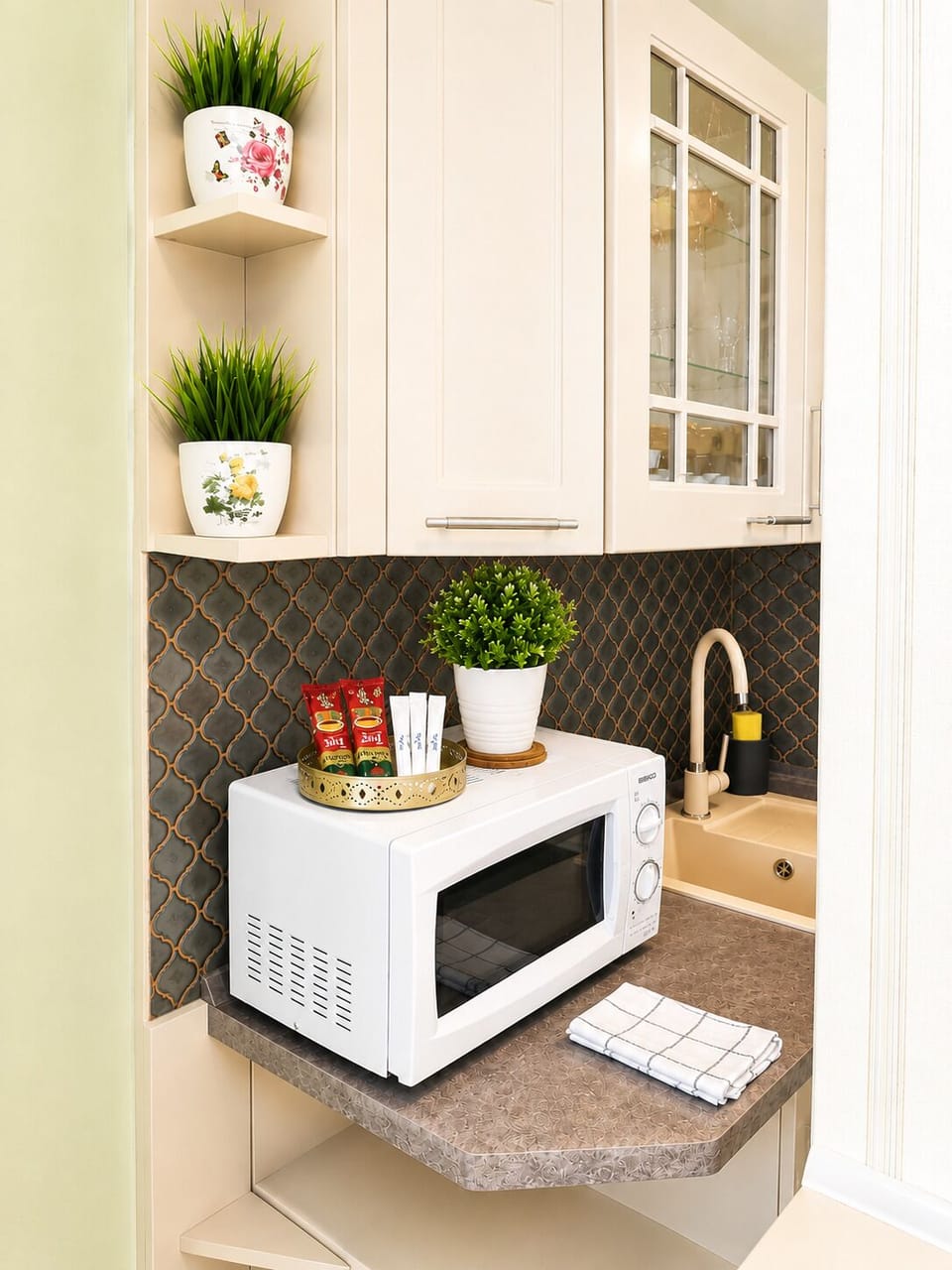 Panoramic Studio, Park View | Private kitchen | Full-size fridge, microwave, oven, stovetop
