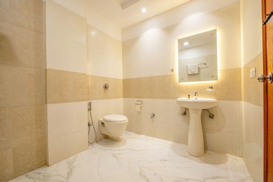Premium Room | Bathroom | Shower, rainfall showerhead, free toiletries, towels