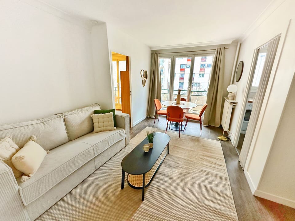 Comfort Apartment, Balcony, City View | Living area